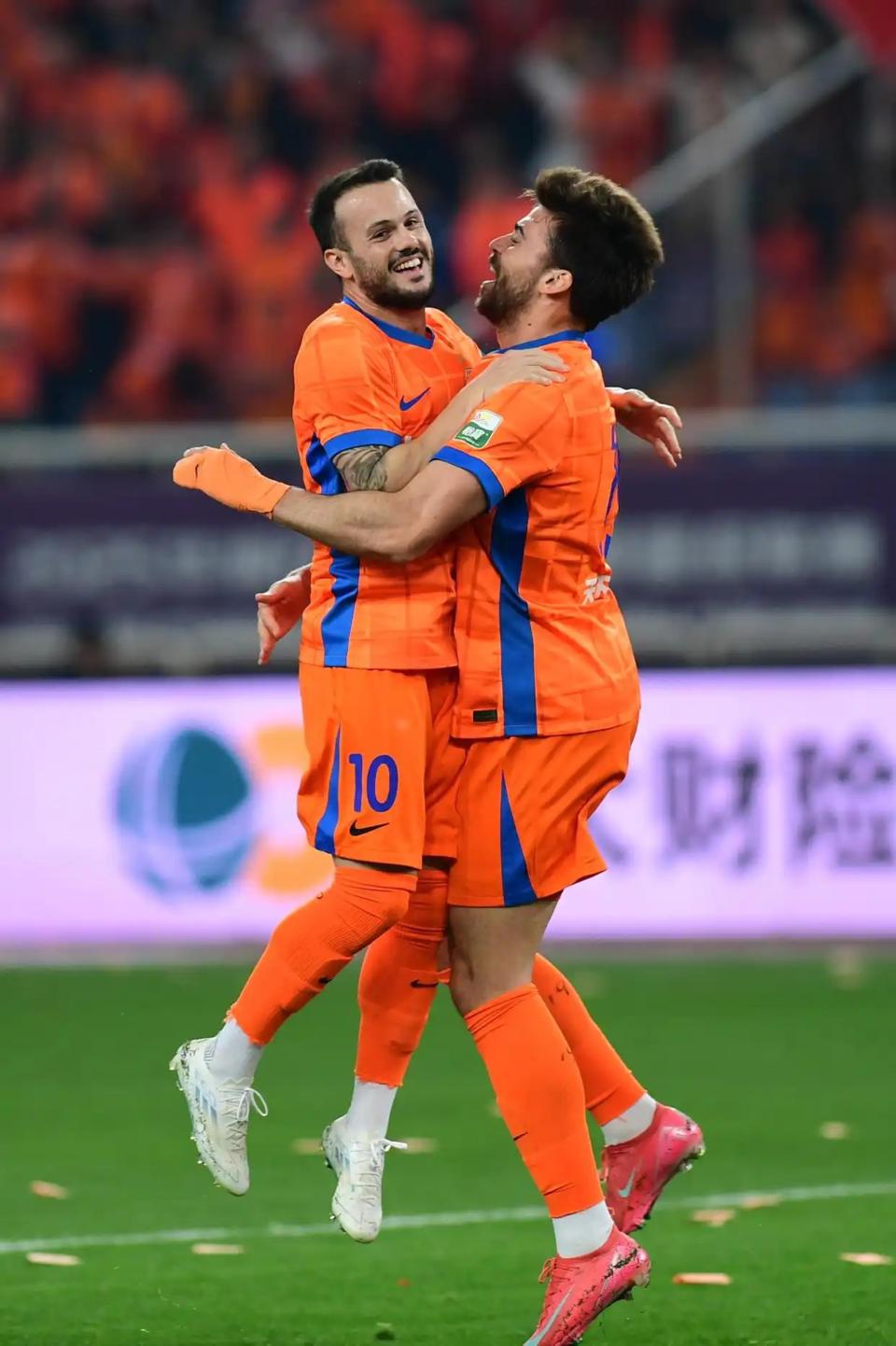 从罗马围绕中超手感冰凉到里昂止住颓势备战NBA季后赛，山东泰山清晨迎来里程碑的简单介绍