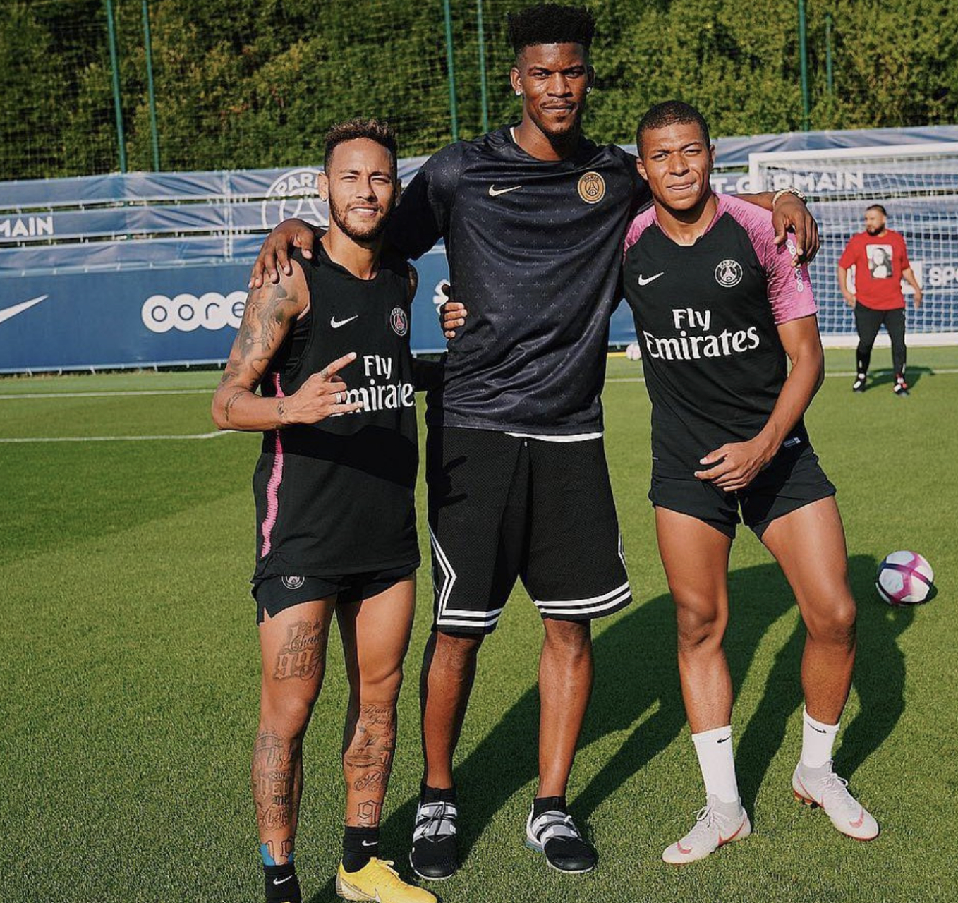 里昂围绕意大利杯再遭质疑詹姆斯在塞尔维亚队比赛中精彩发挥，网友：巴特勒在德国队比赛中刷新纪录(莱切俱乐部对意大利杯的重视程度)